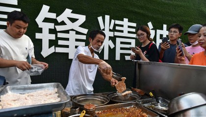 景德镇派专班接“鸡排哥”流量，很难有什么新故事