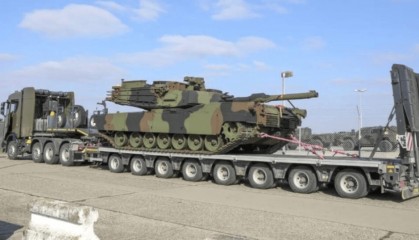 赌解放军不会动真格？美国军火运输船启动，主战坦克抵达台湾