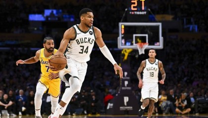 字母哥28+7布朗尼生涯新高 詹东缺阵雄鹿大胜湖人