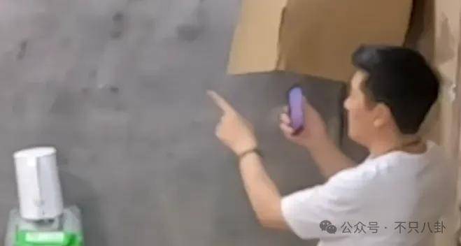 好嚣张!他和老婆上节目,却半夜偷着和老婆闺蜜联系?