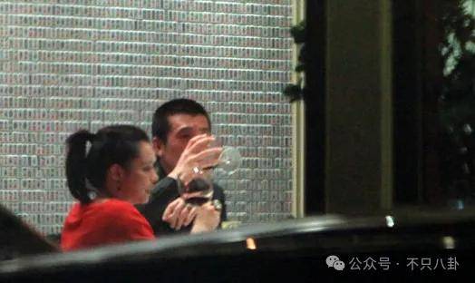 好嚣张!他和老婆上节目,却半夜偷着和老婆闺蜜联系?