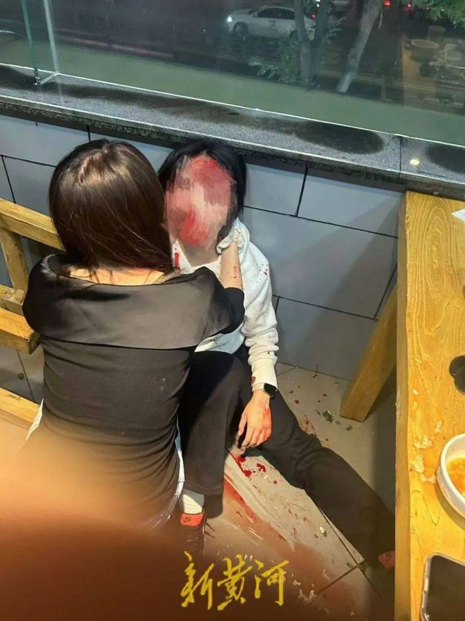 河北保定高中女生就餐时拒绝搭讪被围殴?多方回应