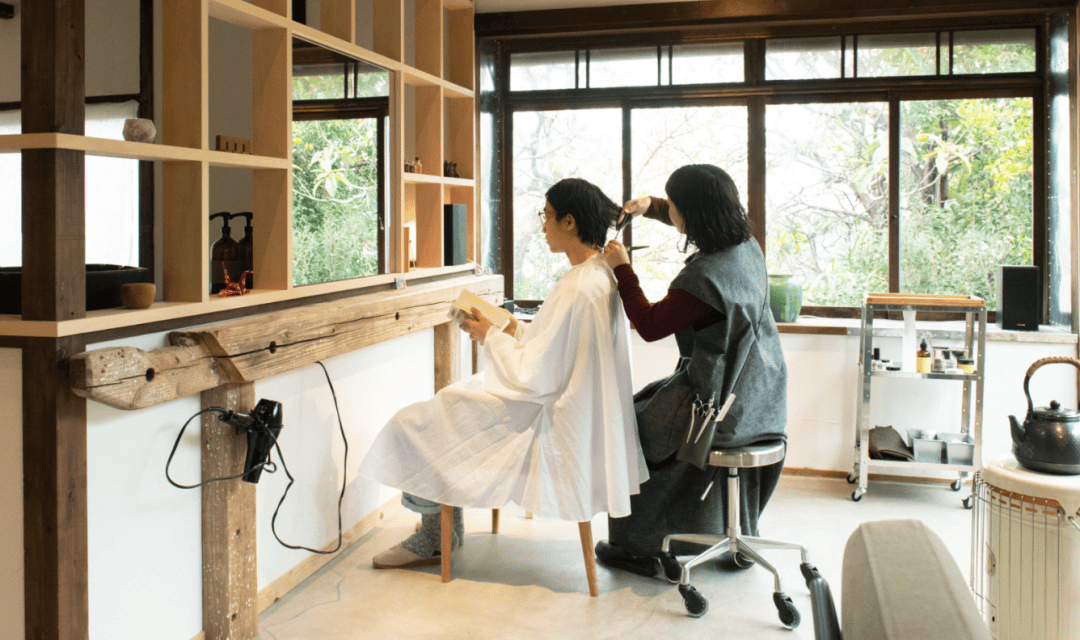 洗剪吹太贵,倒逼年轻人出国理发