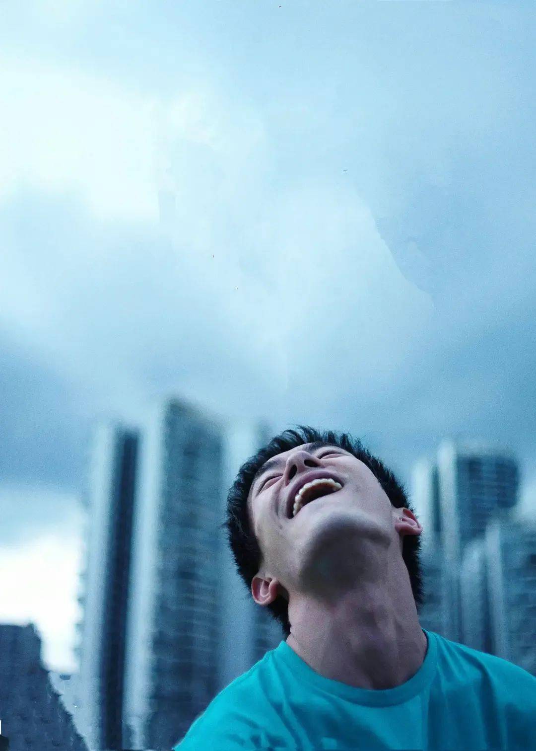 五天破3亿,易烊千玺演技封神!文艺片《小小的我》成票房爆款,做对了什么?