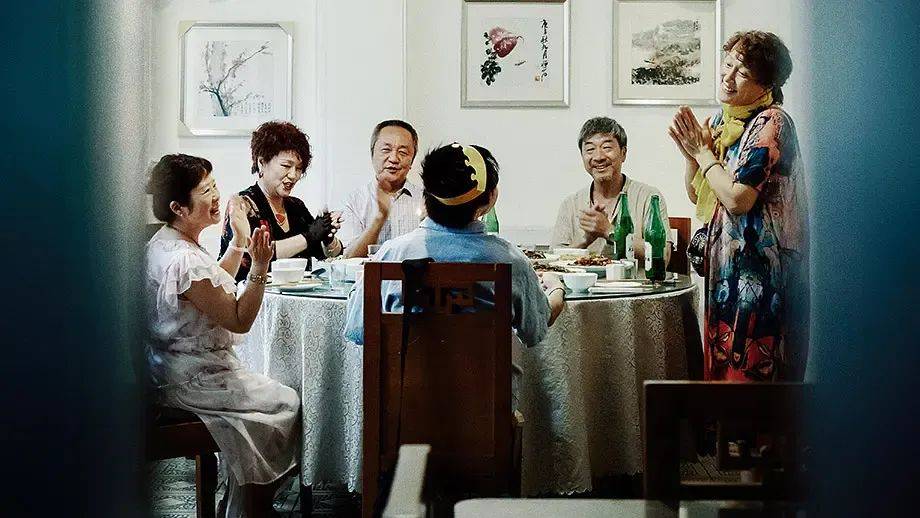 五天破3亿,易烊千玺演技封神!文艺片《小小的我》成票房爆款,做对了什么?