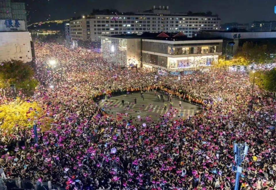跨年夜在人群里点烟花喷射,警方通报:李某(男,22岁)已被采取刑事强制措施