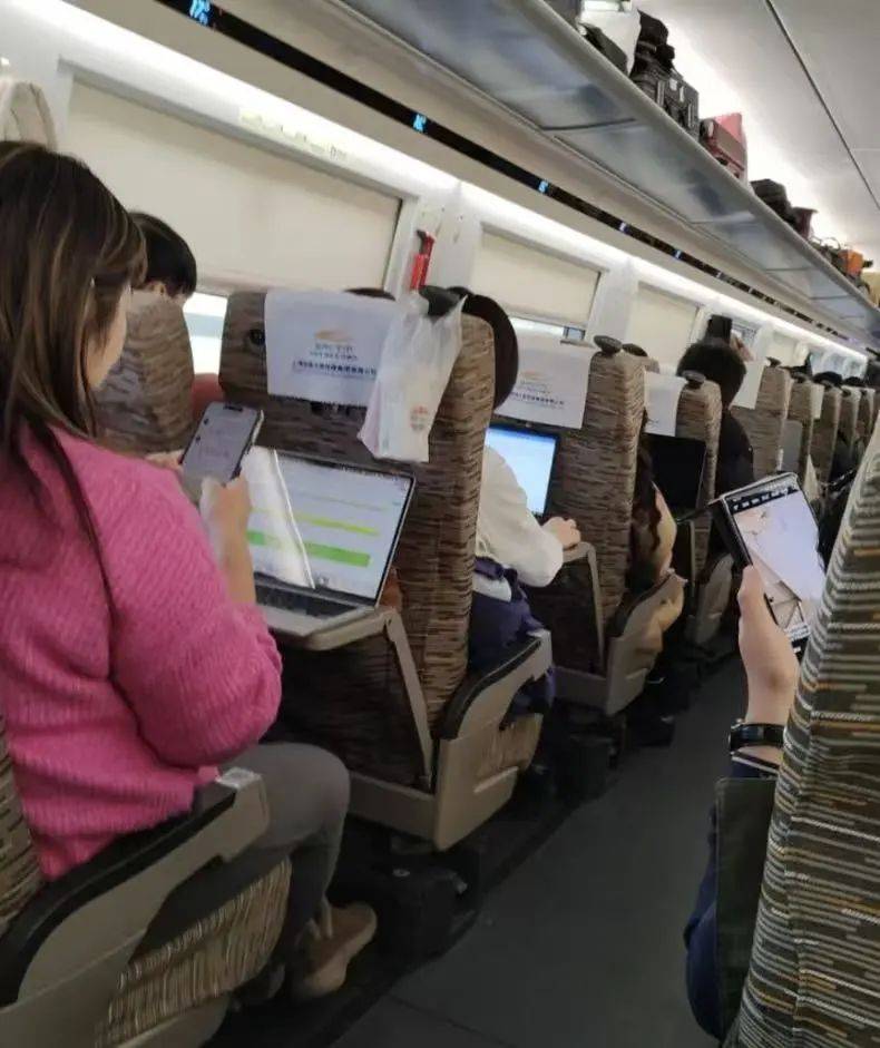 小心!高铁车厢的电源插座,真的有点儿伤手机