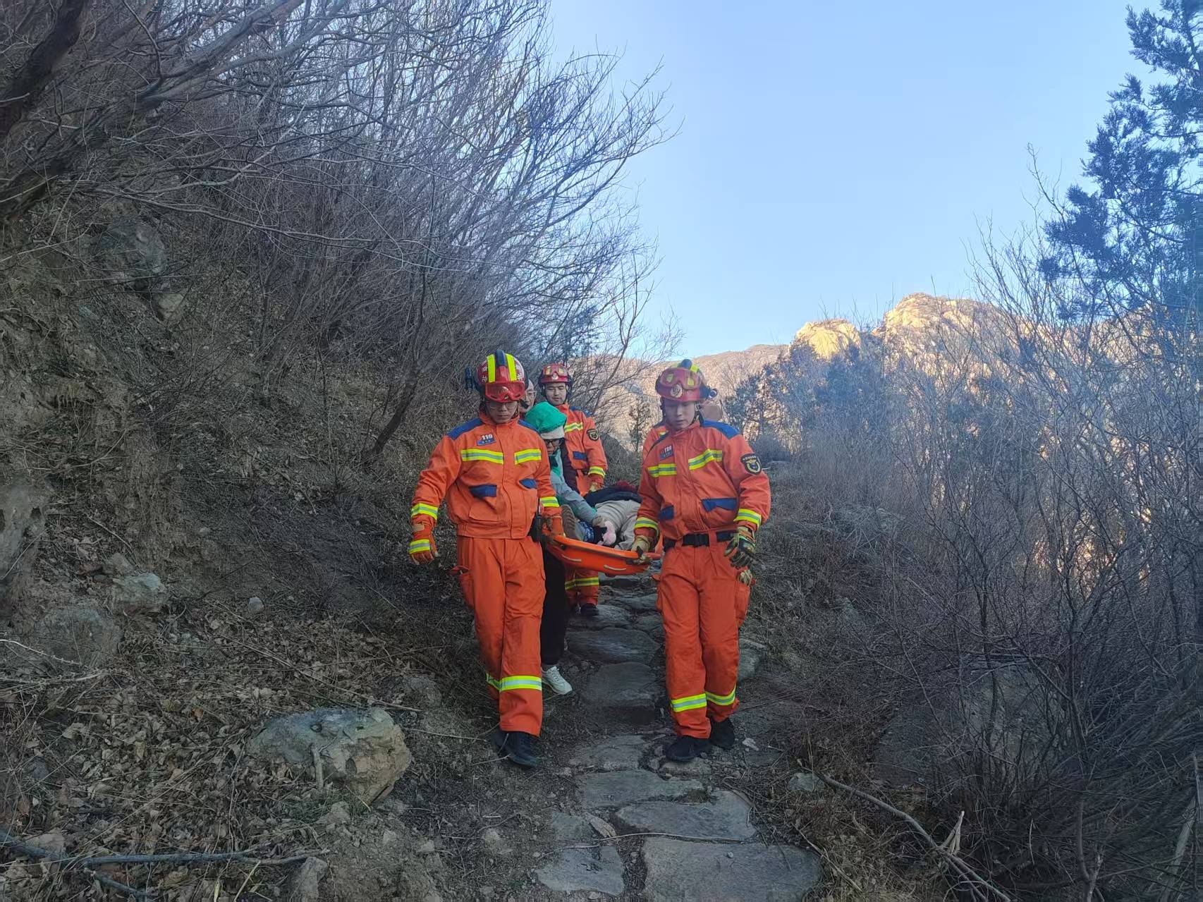 一女游客在凤凰岭登山摔伤,北京海淀消防紧急救援