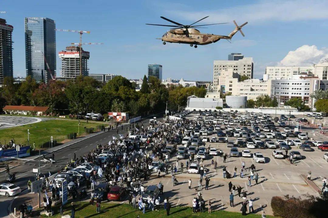 哈马斯再释放4名以女兵:移交现场微笑挥手!以色列:此举违反协议,不允许加沙民众返回