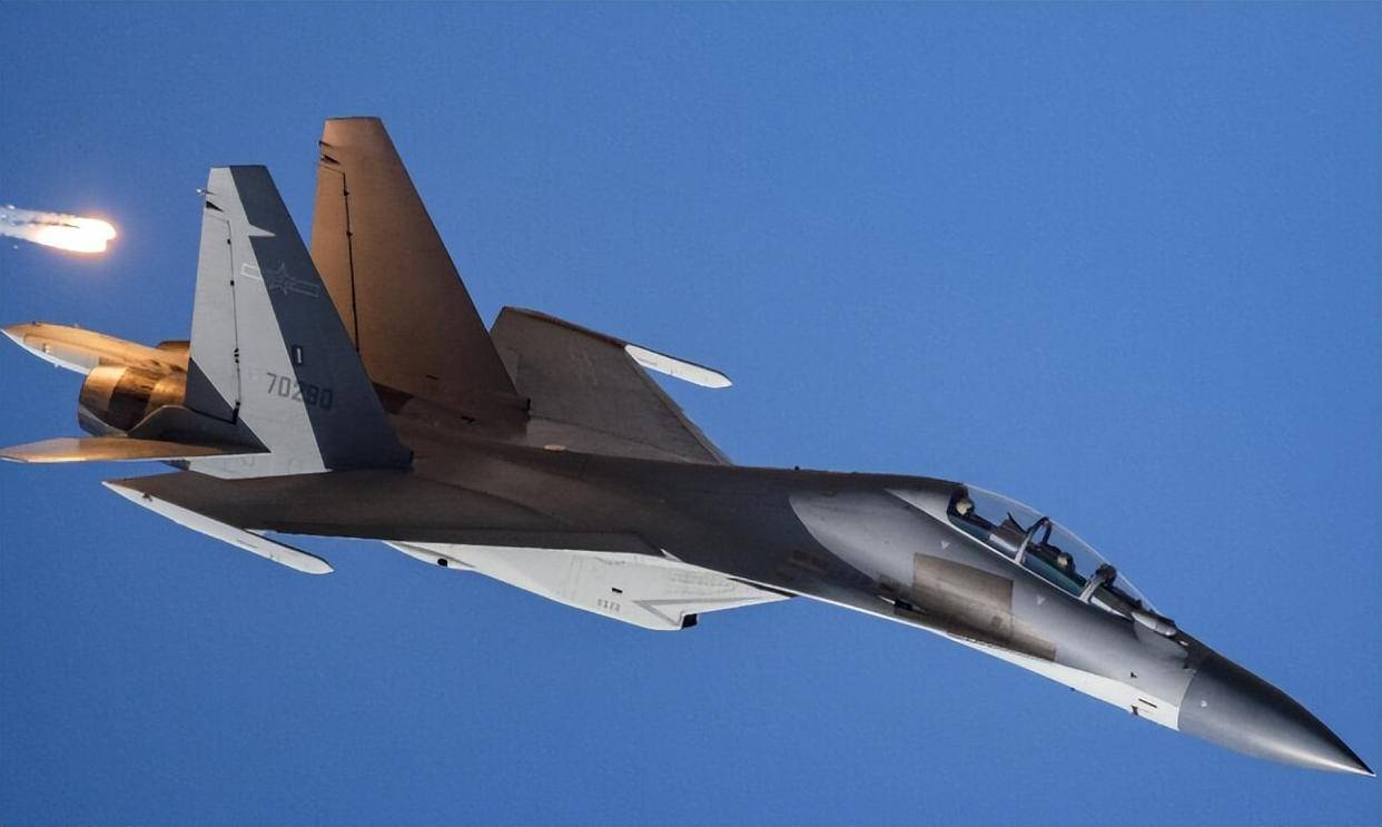 央视一幕泄露天机,歼16挂载霹雳10升空:解放军在南海打法变了