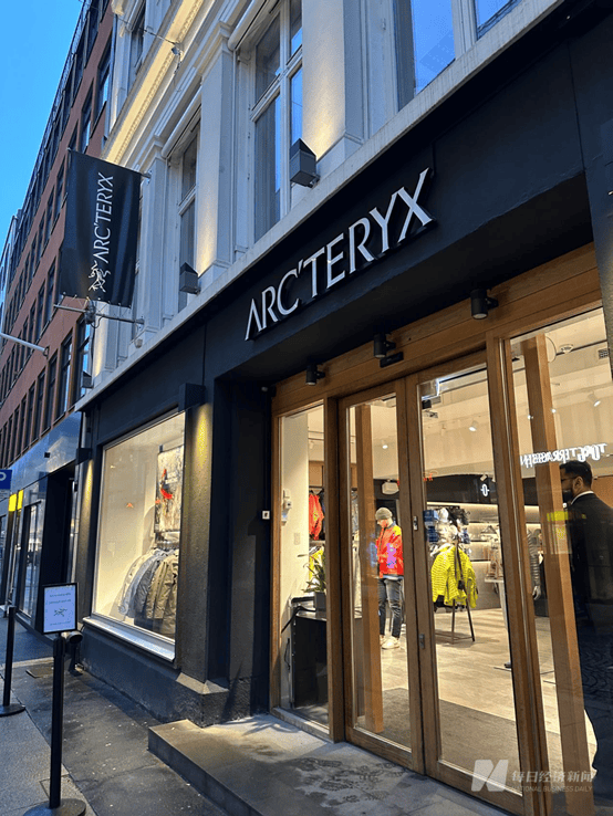 一张纸质吊牌能卖到300元?始祖鸟2024年“带飞”母公司业绩后,今年预计全球新开25至30家新店