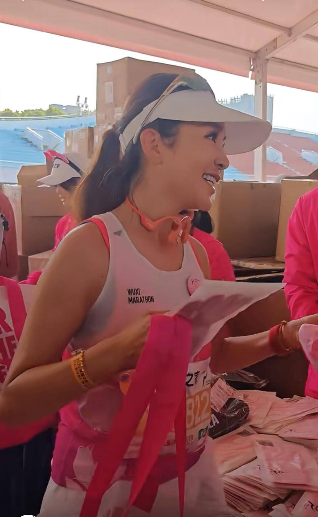 51岁央视主持人朱迅完赛无锡半马:马拉松教会我不要逞强,诚实面对自己