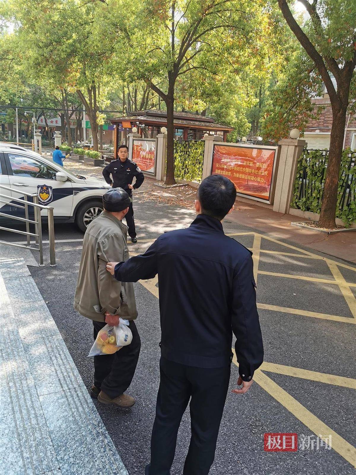 年近八旬老人退休金仅每月2000余元,竟被这个小伙子当成提款机