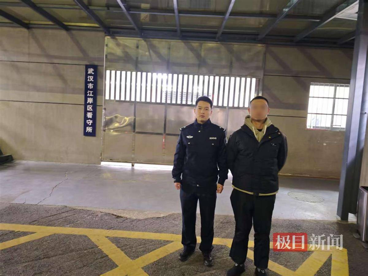 年近八旬老人退休金仅每月2000余元,竟被这个小伙子当成提款机