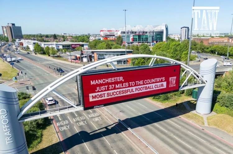 利物浦球迷打广告嘲讽曼联:曼彻斯特距英格兰最成功球队仅37英里