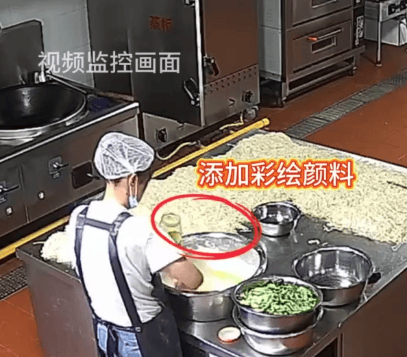 监控画面曝光!甘肃天水幼儿园后厨违规添加彩绘颜料
