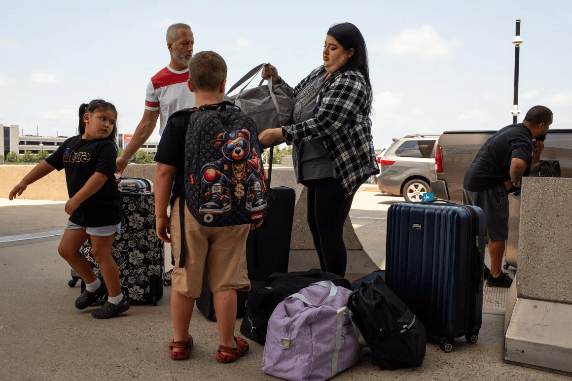 一家人自愿被驱逐出美国:“留在这里是一场赌博”