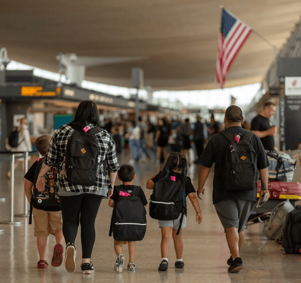 一家人自愿被驱逐出美国:“留在这里是一场赌博”