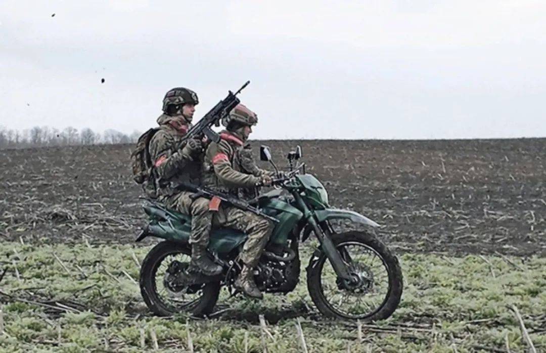 俄军一口气采购20万辆摩托,打造“摩托化步兵”,专门向乌军冲锋