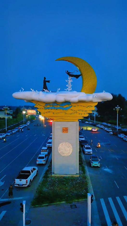 河南鲁山715万建牛郎织女雕塑被吐槽:调查组介入近2年,市民追问进展