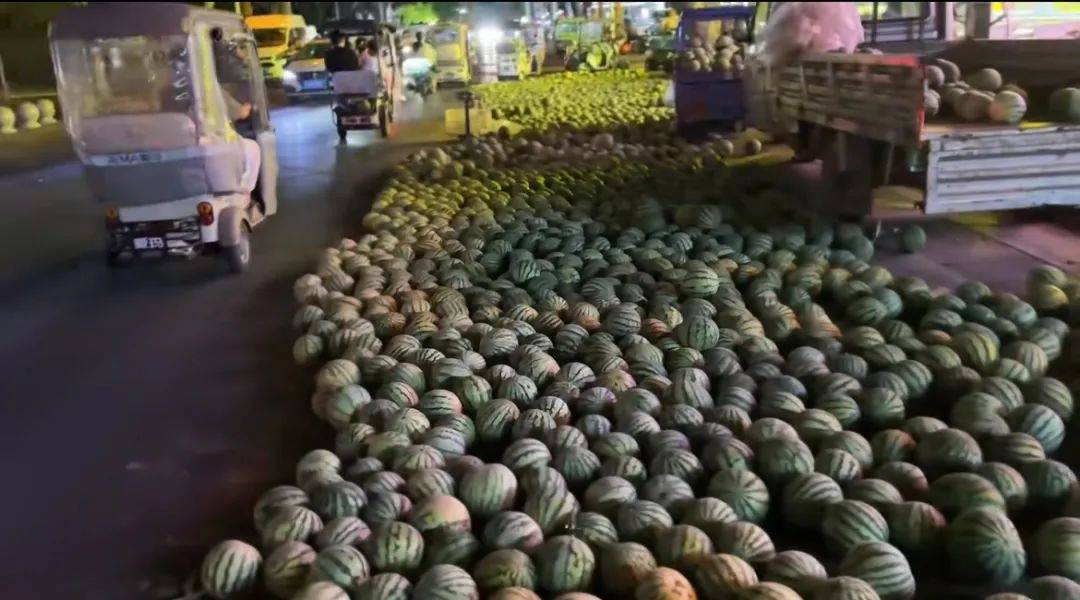 官方通报“大爷长期占道卖西瓜、拒不配合执法自己驾车碾压西瓜”:对其行政处罚