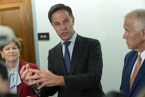 北约秘书长宣称:中国、印度和巴西等国若继续与俄罗斯做生意,可能会受到“二级制裁”