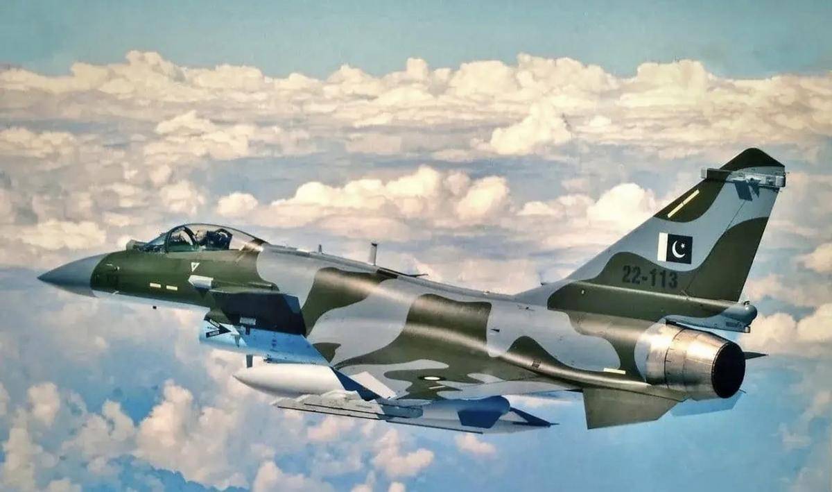 俄军大运刚刚离开,伊朗军用机场突发爆炸,苏-35比歼-10先到货?