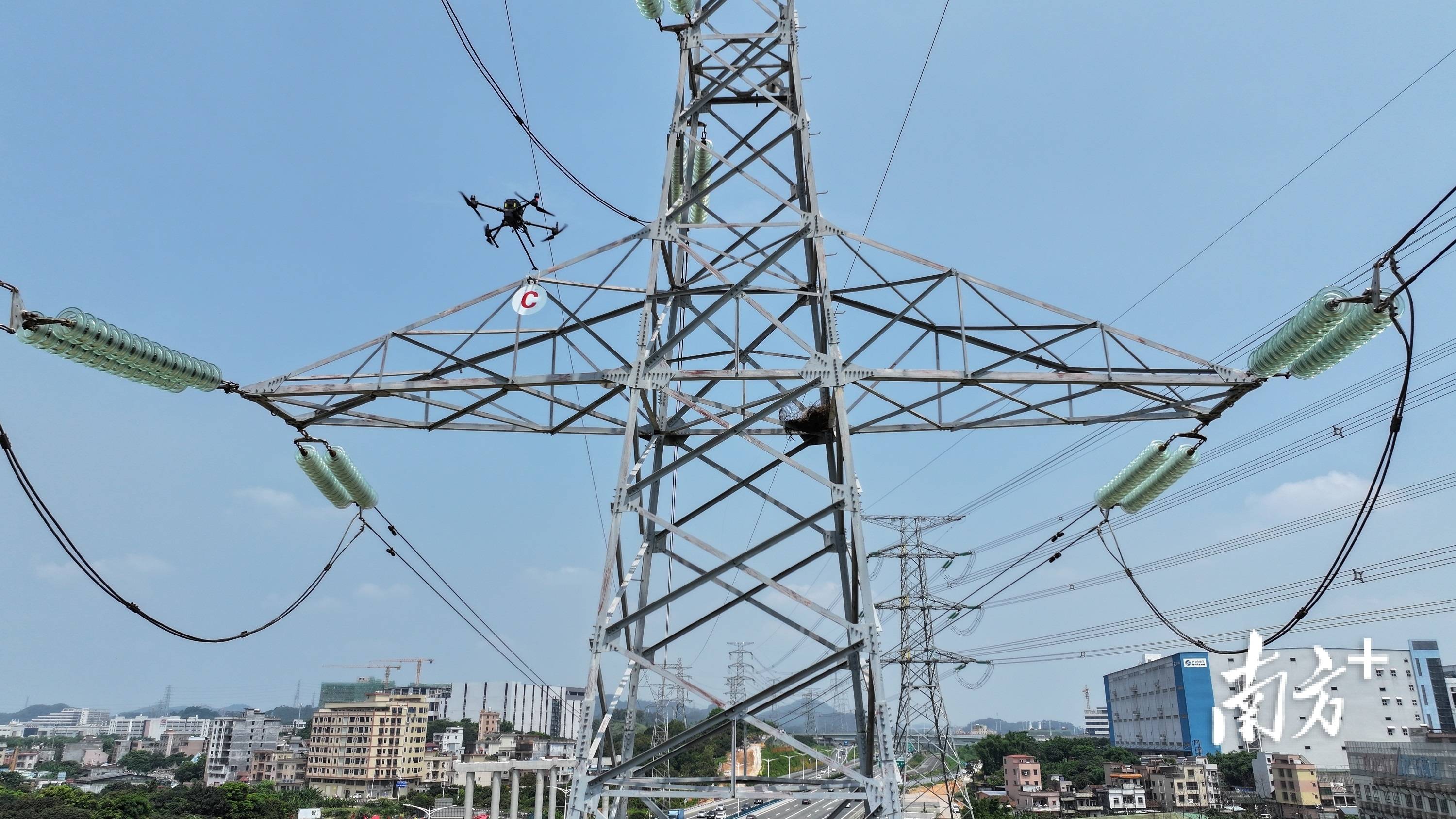 南方电网广东东莞供电局:智能激光雕刻机“一键”攻克线路标识牌补装难题