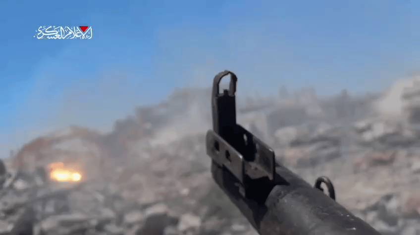 不按套路出牌,敢死队从废墟钻出抢走大批武器,以军暴露一大隐患