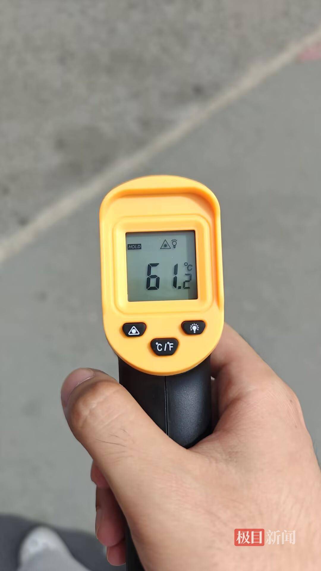 西安高温把柏油马路“晒化”了,记者实测街头温度超60℃,专家解读为何温度比天气预报高