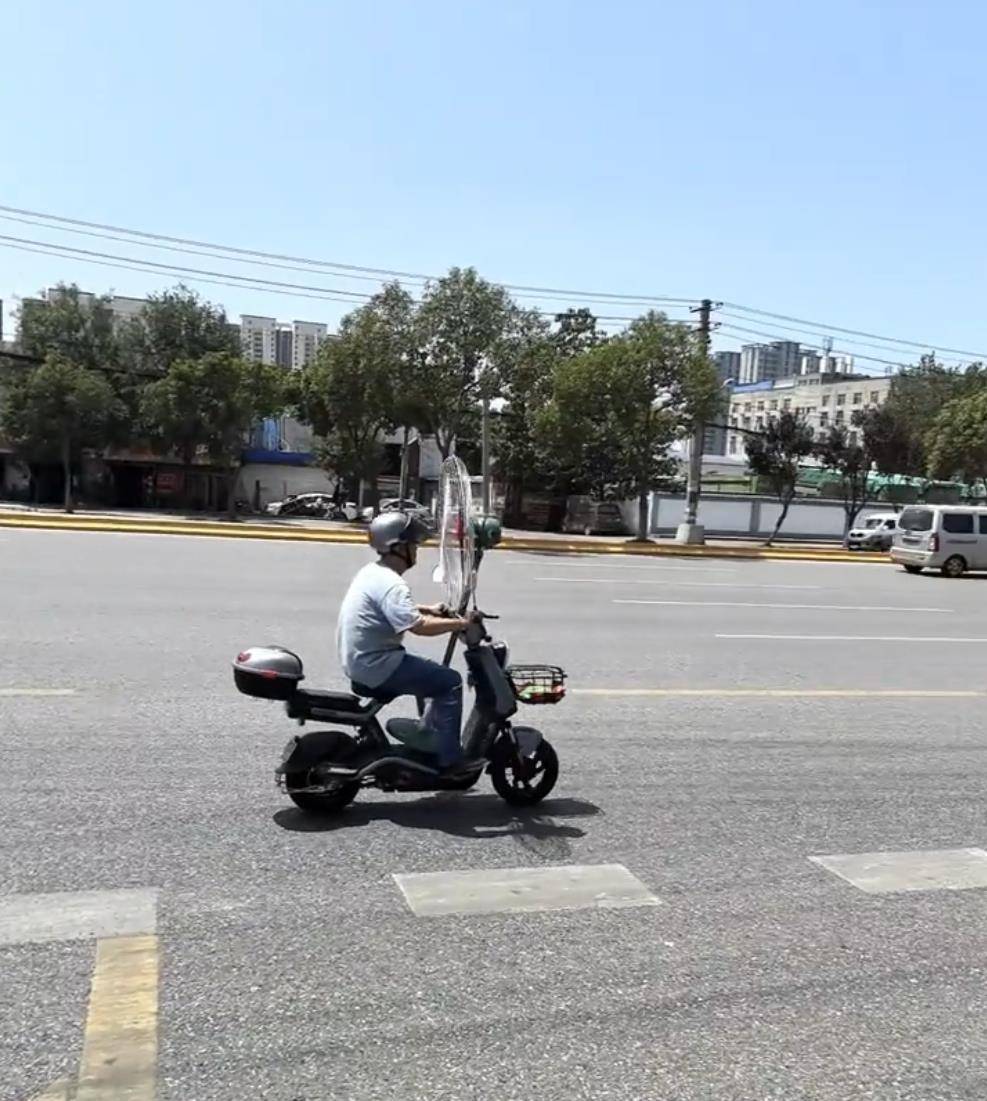 西安高温把柏油马路“晒化”了,记者实测街头温度超60℃,专家解读为何温度比天气预报高