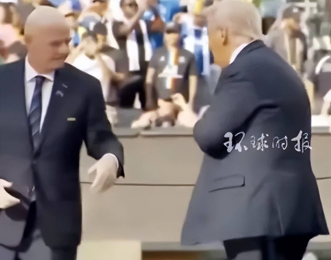 特朗普被拍到“顺走”世俱杯冠军奖牌,赛后称自己带走真正的奖杯,冠军队的只是复制品