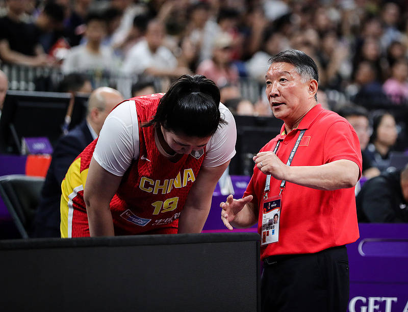 “第二篮筐”张子宇的无敌天赋亦有隐忧,中国女篮如何打磨“巨星胚子”?