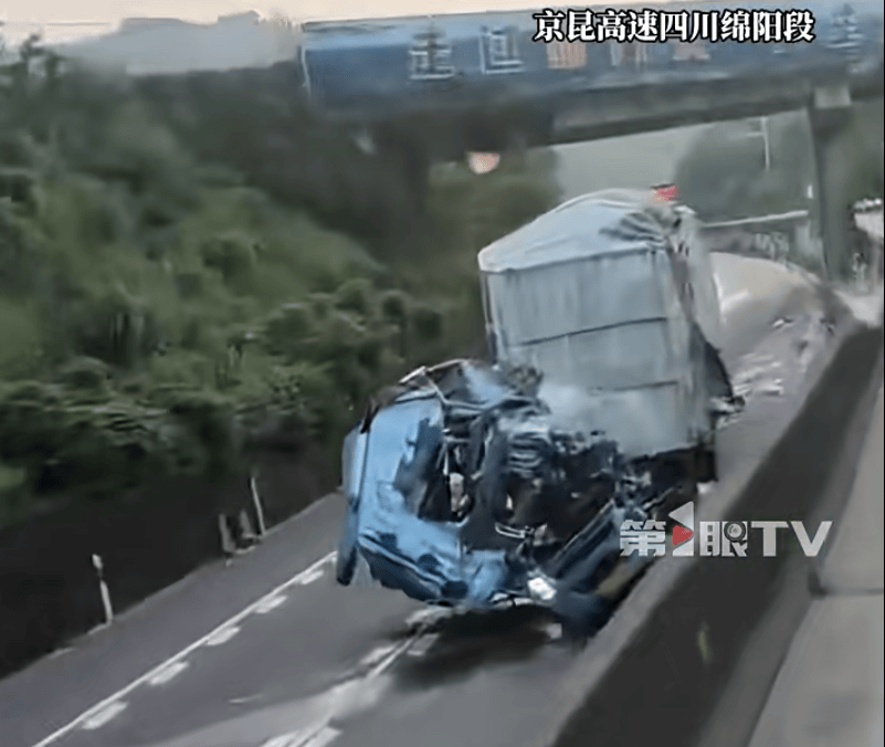 痛心!43岁父亲和16岁儿子在四川高速遇难