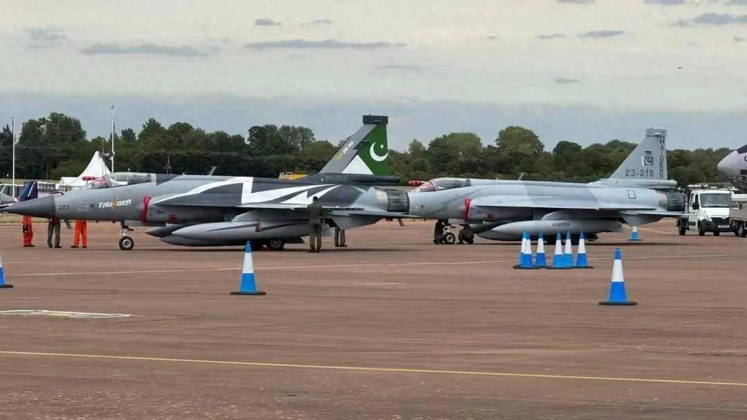 横跨6000千米!“枭龙”带胜利凯旋,降落英国,“阵风”还不配上桌?