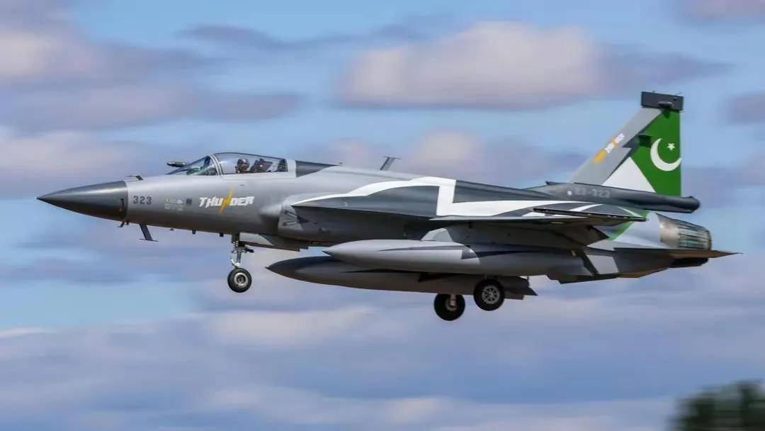 横跨6000千米!“枭龙”带胜利凯旋,降落英国,“阵风”还不配上桌?