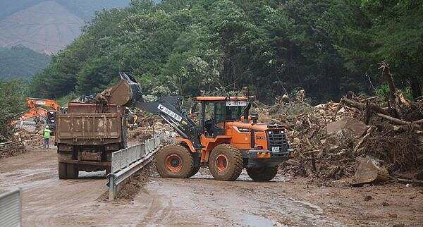 早安!世界丨日本执政联盟输掉参议院选举;特朗普政府开始审查马斯克的SpaceX公司