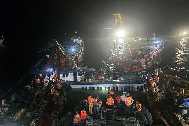 越南游船倾覆事故官方通报:游船实载49人 确认35人死亡4人失踪