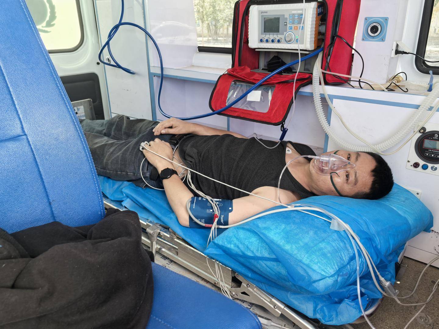 青海一男子被罕见剧毒阿拉善蝮蛇咬伤,因无血清一度想放弃治疗 警车开道转运700公里救命