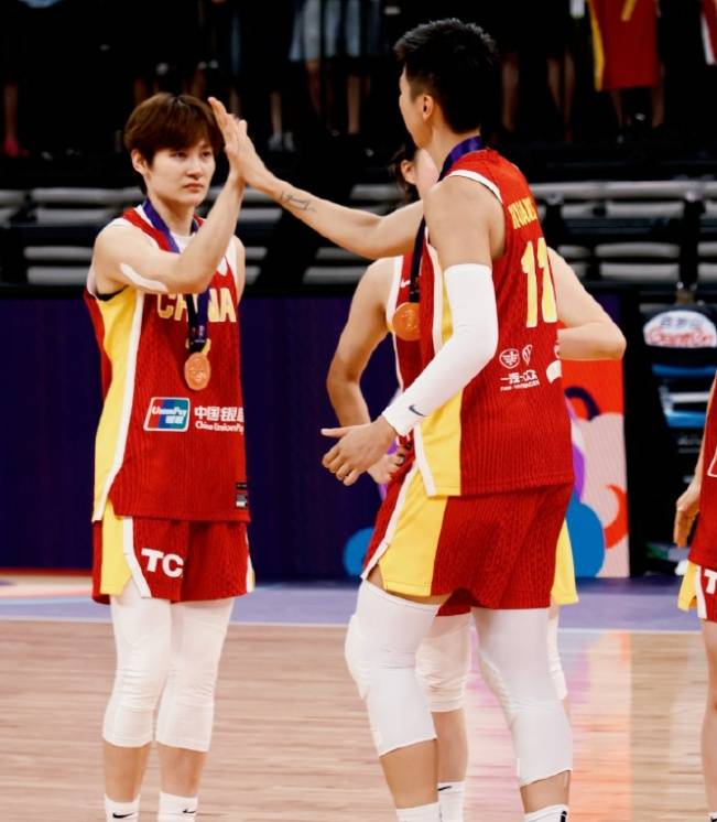 中国女篮队长杨力维亚洲杯表现引争议,发文称“无愧无憾”,让黄思静别低头