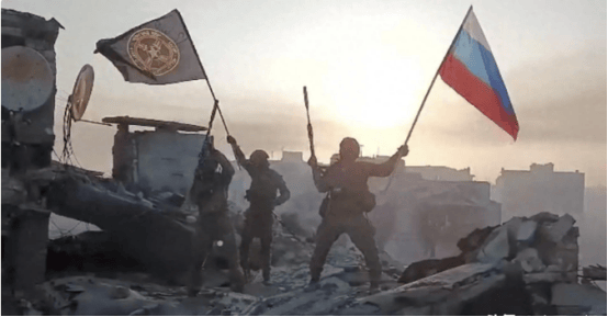 俄军40次冲锋攻入红军城!乌民众千人抗议逼宫,泽连斯基要下台?