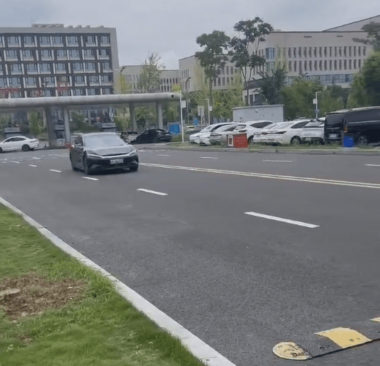 “司机吓懵了”,停车场内一比亚迪绕圈不止疑失控,成都警方:已处理