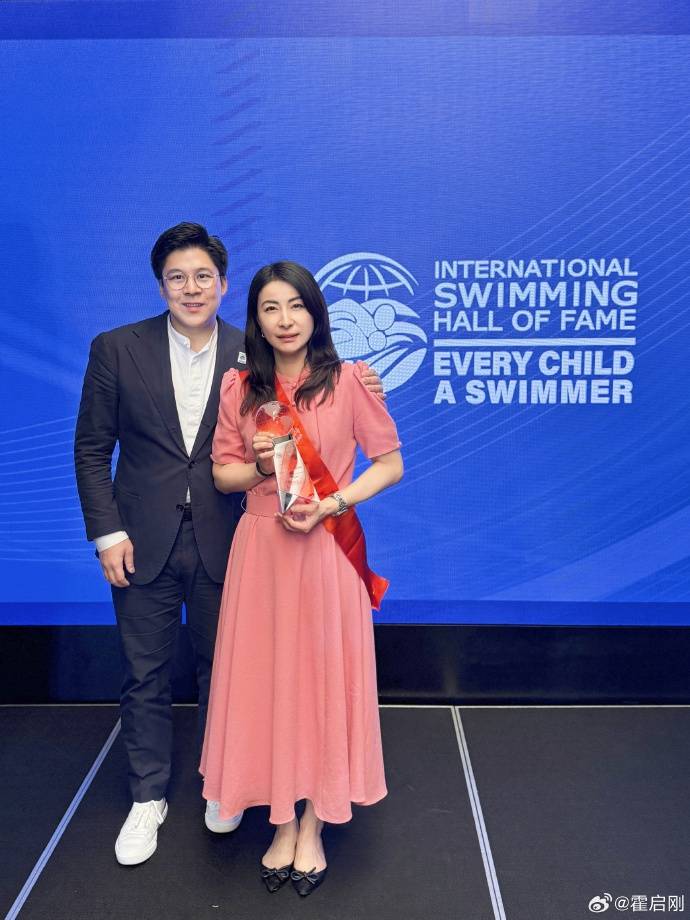 霍启刚专程飞新加坡,见证郭晶晶入选国际游泳名人堂,二人结婚13年,育有一子两女