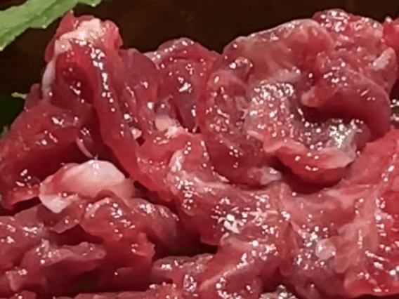 “女子用餐称生牛肉上爬蛆虫”最新进展:涉事火锅门店被立案调查责令整改