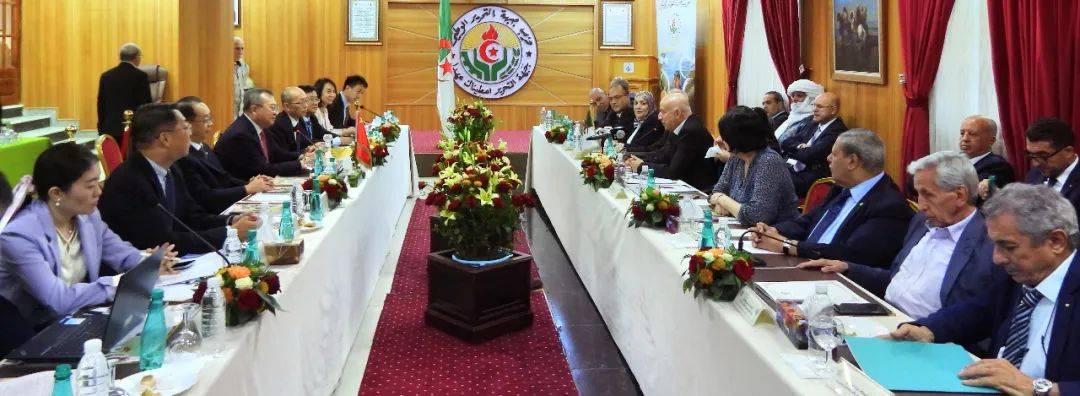 刘建超会见阿尔及利亚民族解放阵线党总书记本穆巴拉克