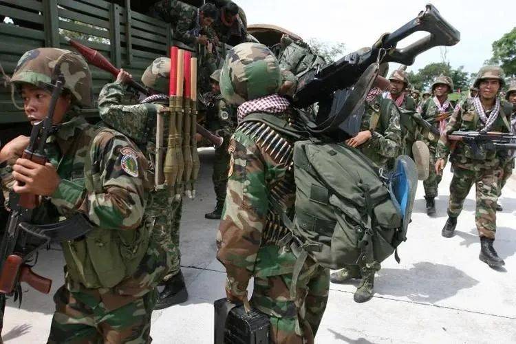 洪森玩脱了,两大司令部被炸毁,柬军败局已定?中方第一时间表态,送给泰柬一句话