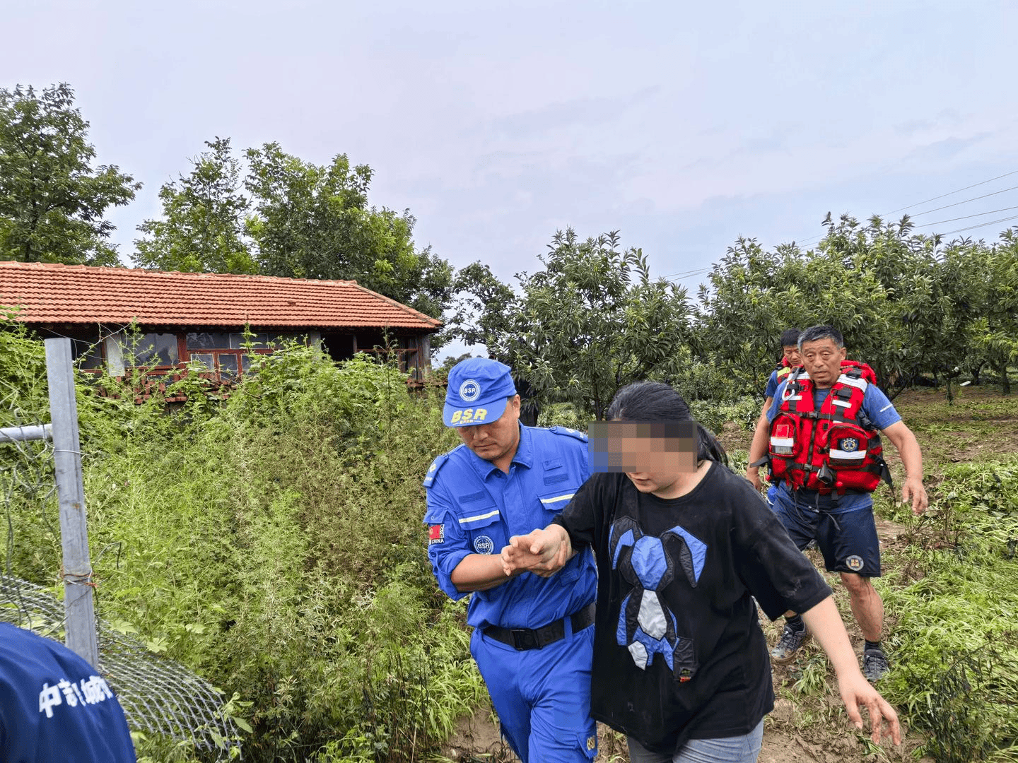 天津蓟州遭遇70年最大山洪,救援人员讲述:两人抱树求生,52人挤阁楼通过窗户转运