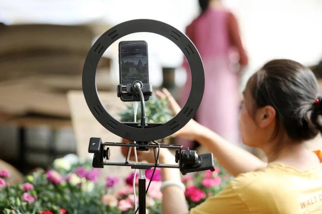 14岁女生解约被索赔,警惕MCN黑手伸向未成年人 | 新京报快评