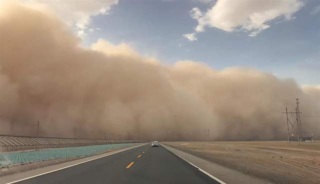 沙尘暴突袭甘肃敦煌,游客:百米高沙墙扑向公路,像是走进了末日小说