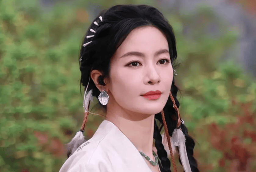 女演员穿长裙叉开腿坐,被提醒坐姿不雅,当场霸气回怼,引发热议